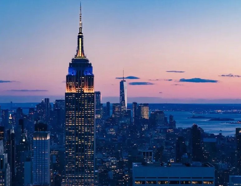 Khung cảnh lung linh huyền ảo của Empire State Building khi màn đêm buông xuống