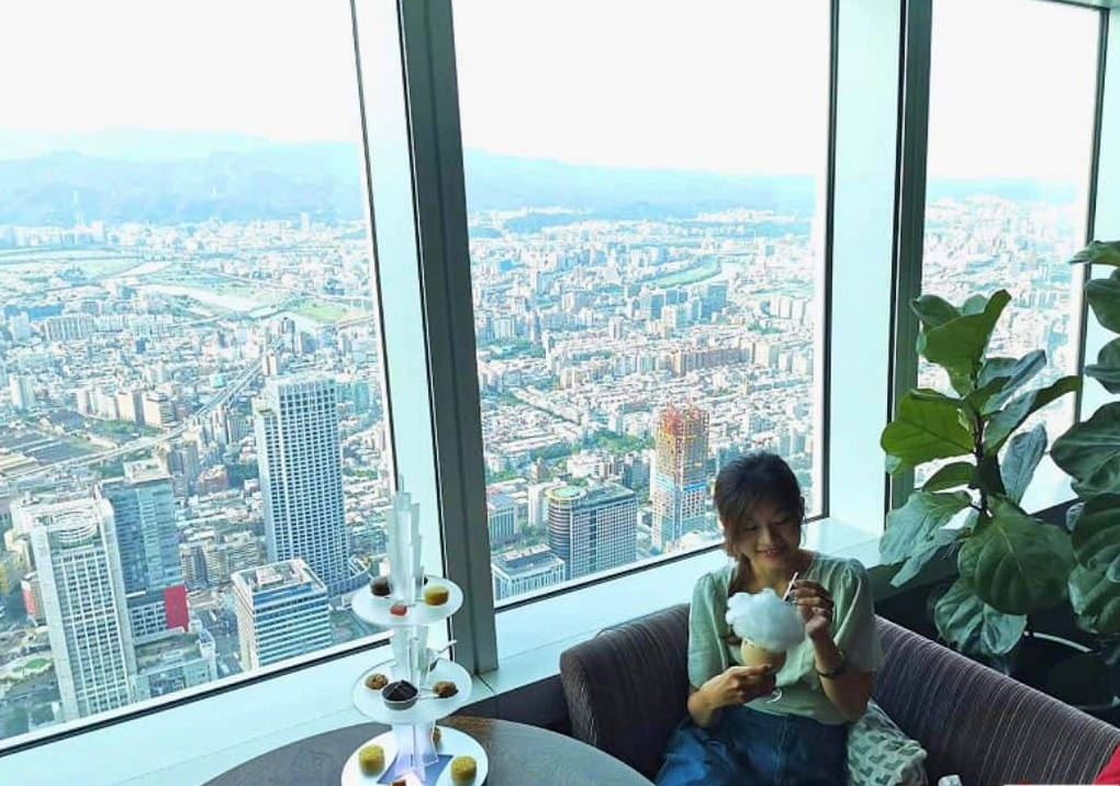 Khung cảnh nhộn nhịp dưới chân tòa tháp Taipei 101 nơi giao thoa giữa truyền thống và hiện đại