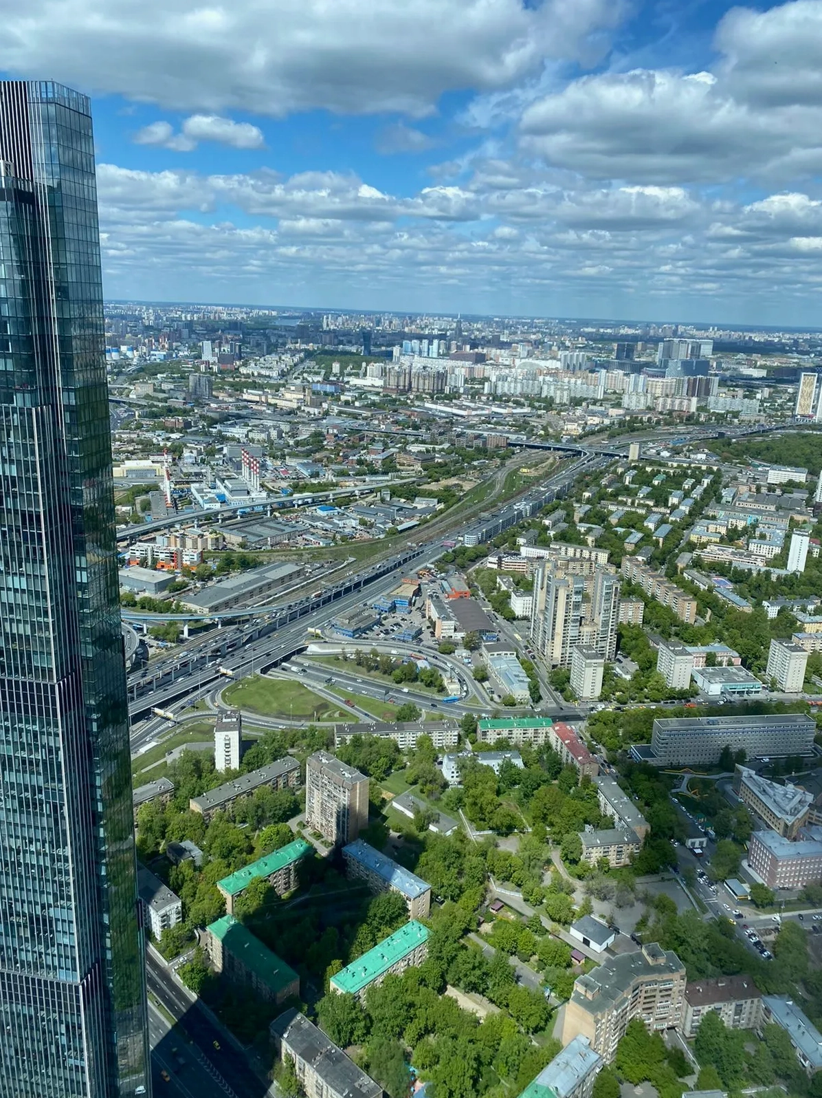 Khung cảnh thành phố mờ ảo qua lớp sương mù từ tầng 83