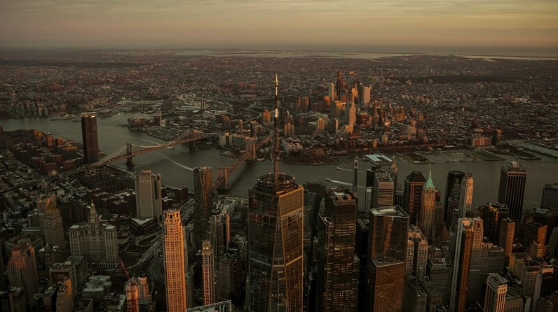 Khung cảnh thành phố nhỏ bé dưới chân tòa tháp