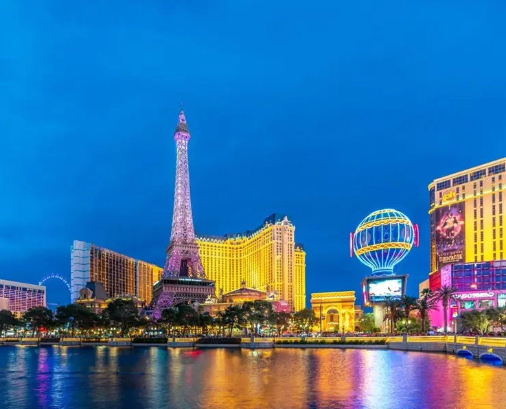 Khung cảnh tháp Eiffel chìm trong ánh đèn đêm huyền ảo