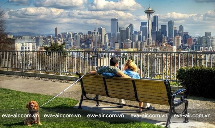 Khung cảnh tháp nhìn từ công viên Kerry vắng lặng