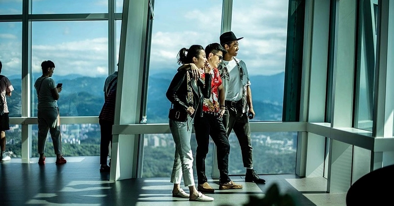 Khung cảnh thiên nhiên tươi đẹp xung quanh tôn lên vẻ đẹp nguy nga của tòa tháp Taipei 101