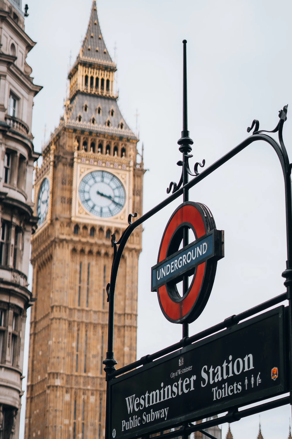 Khung cảnh trạm tàu Westminster tấp nập gần Tháp đồng hồ