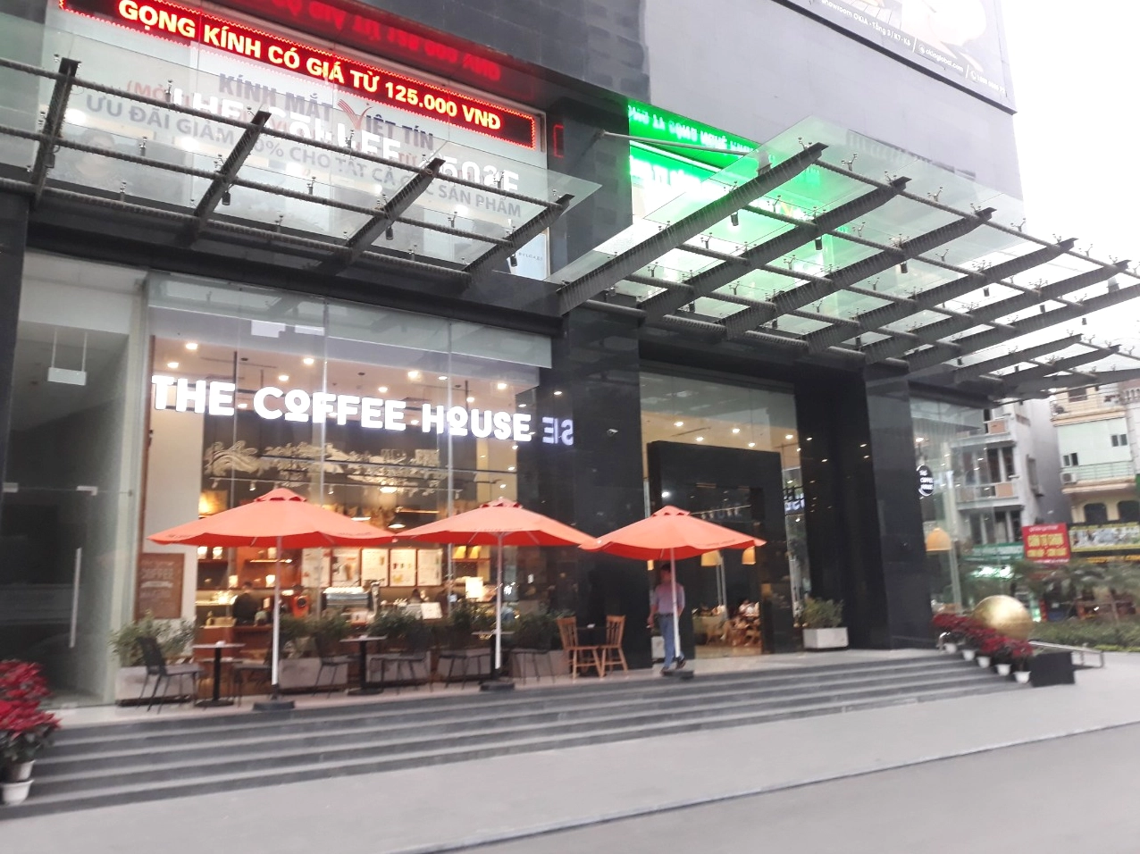 Khung cửa sổ nhìn ra một thế giới song song nhạt nhòa