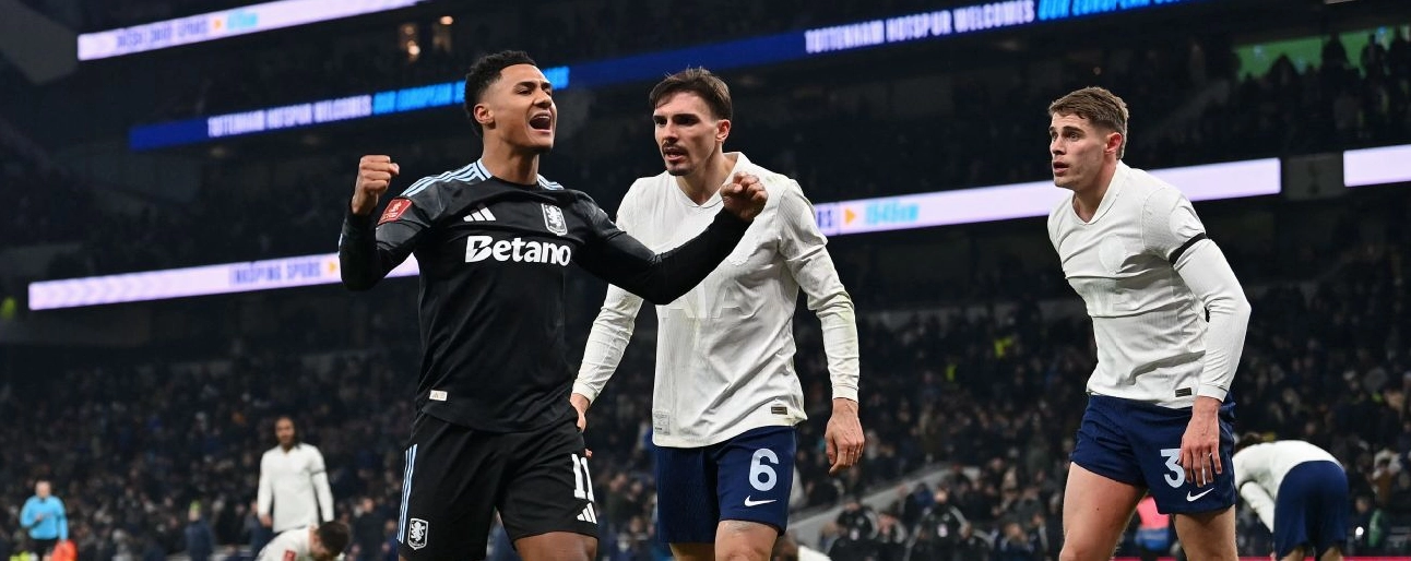 Khuôn mặt căng thẳng của Ollie Watkins trong một pha xô xát nảy lửa sau trận đấu căng thẳng