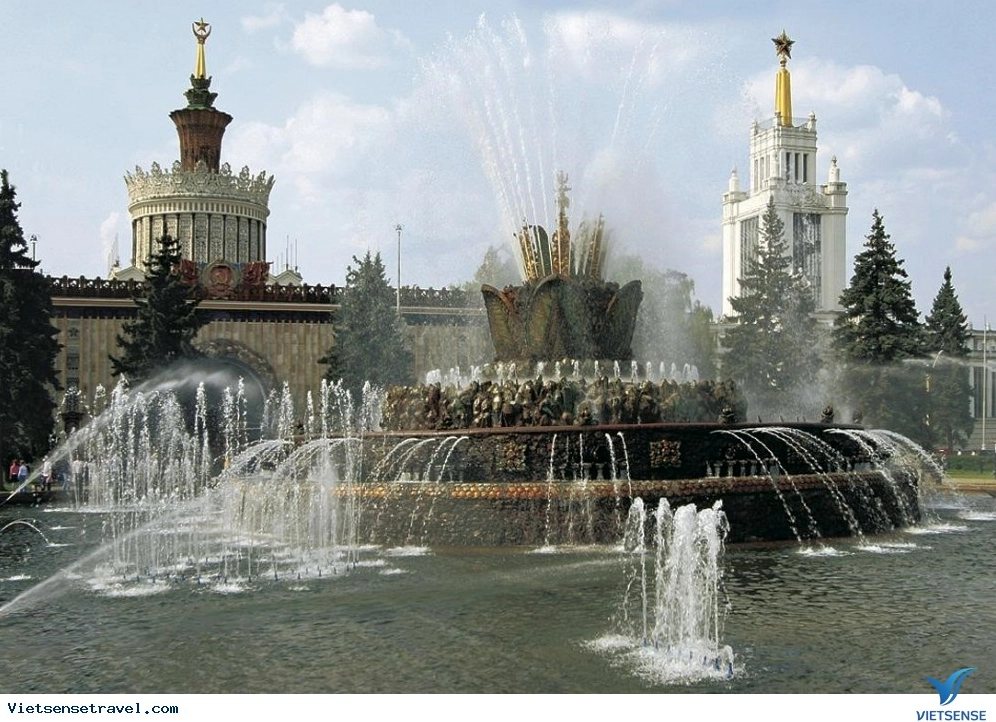 Khuôn viên trung tâm triển lãm toàn Nga rộng lớn nằm gần khu vực tháp truyền hình Ostankino