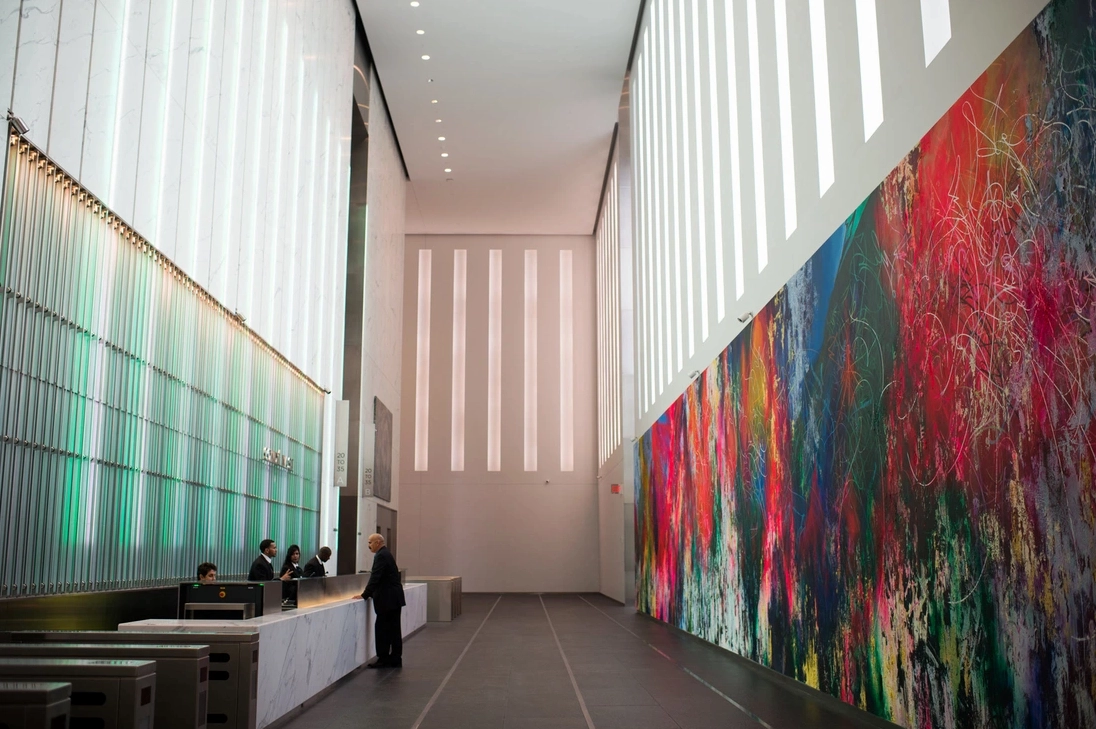 Kiến trúc bên ngoài sắc lẹm cắt ngang bầu trời