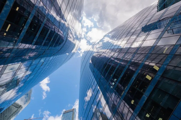 Kiến trúc đỉnh tháp đâm thẳng lên bầu trời xám xịt