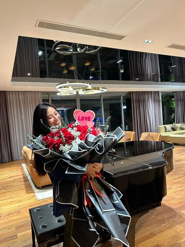 Kim Duyên xinh đẹp ngọt ngào trong trang phục đời thường