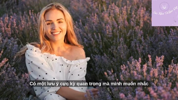 Làn da ngọc ngà và vòng eo con kiến được tôn lên trong bộ áo tắm siêu nhỏ