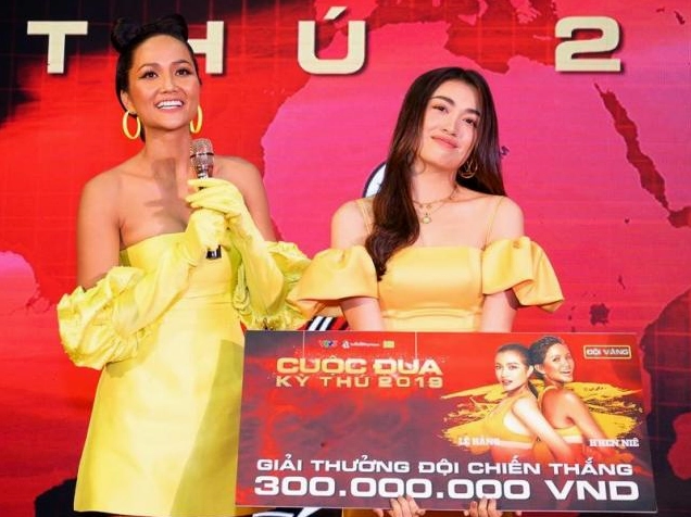 Lệ Hằng chia sẻ niềm vui chiến thắng cùng đồng đội