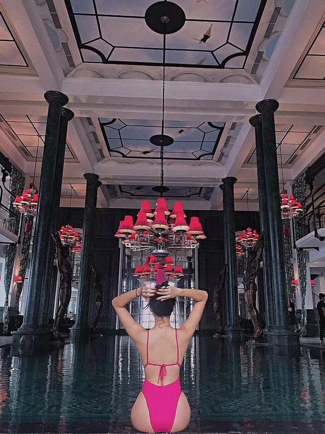 Lệ Hằng diện bikini vóc dáng quyến rũ bên hồ bơi