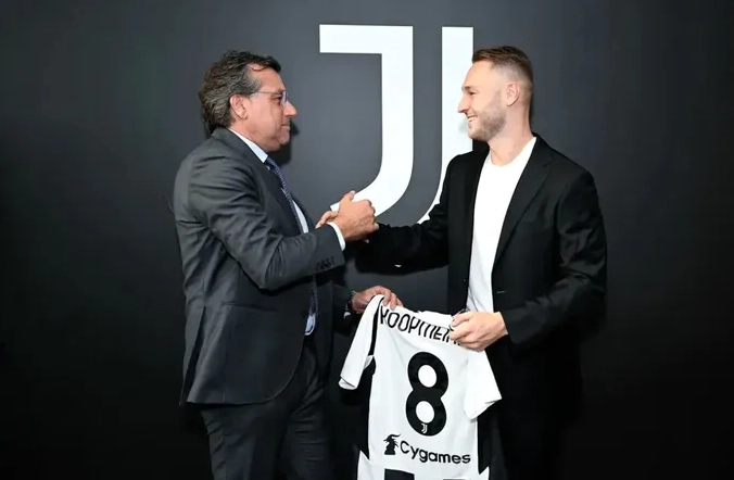 Lễ ký kết hợp đồng của Teun Koopmeiners khi gia nhập câu lạc bộ Juventus từ Atalanta