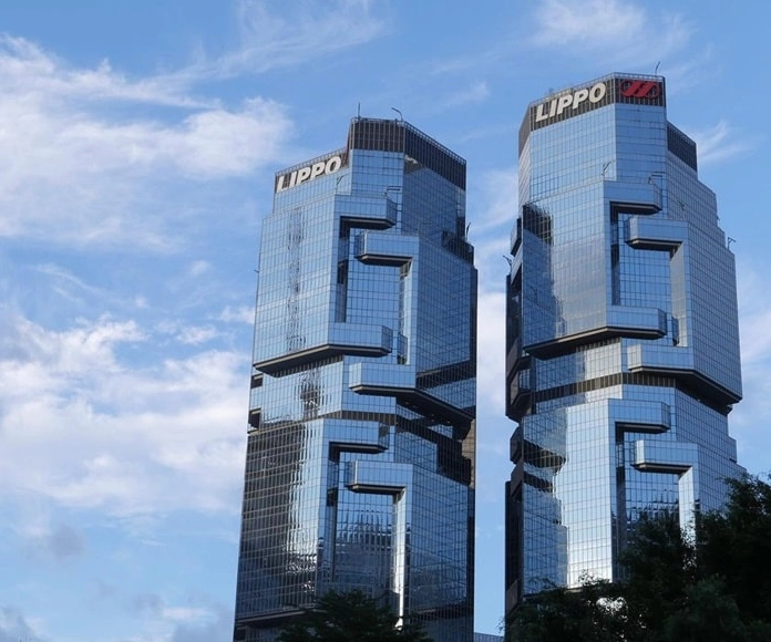 Lippo Centre với thiết kế độc đáo như những khối robot xếp chồng lên nhau