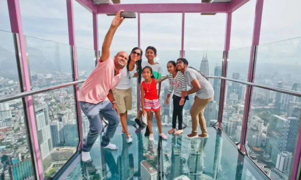 Lơ lửng giữa bầu trời đen kịt