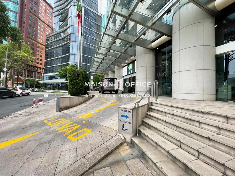 Lối ra vào chính của tòa nhà Vietcombank Tower