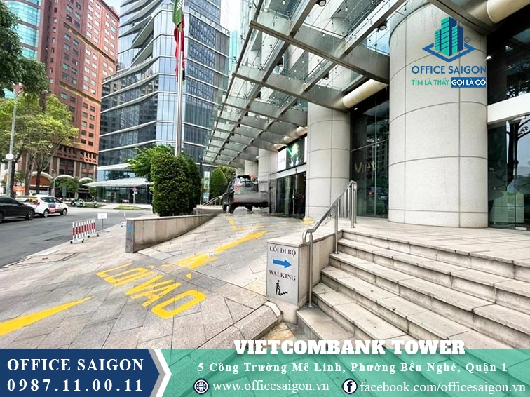 Lối vào toà nhà Vietcombank đường Công Trường Mê Linh