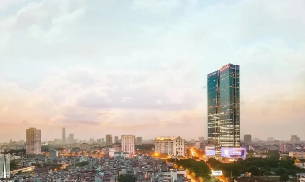 Lotte Center sừng sững tại trung tâm thành phố Hà Nội