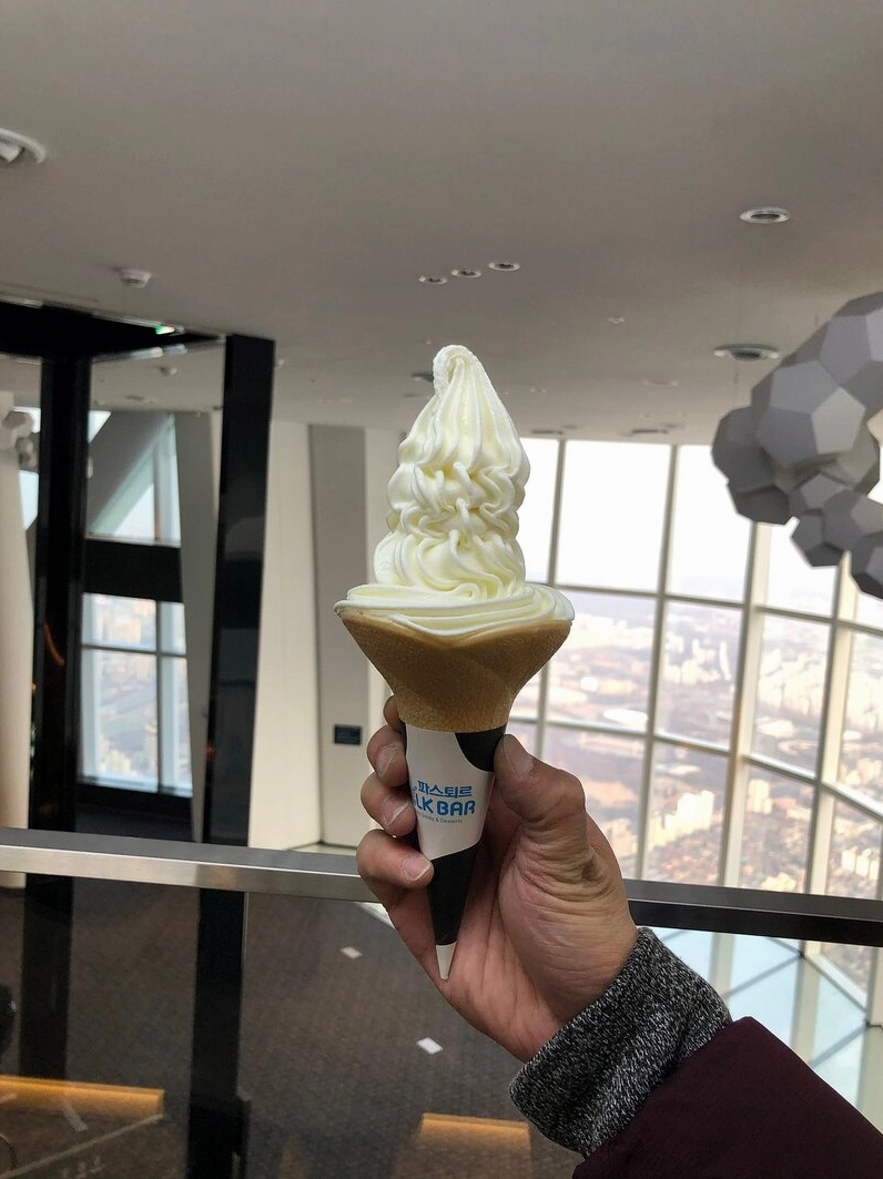 Lotte World Tower như một ngọn hải đăng rực sáng giữa trung tâm đô thị nhộn nhịp