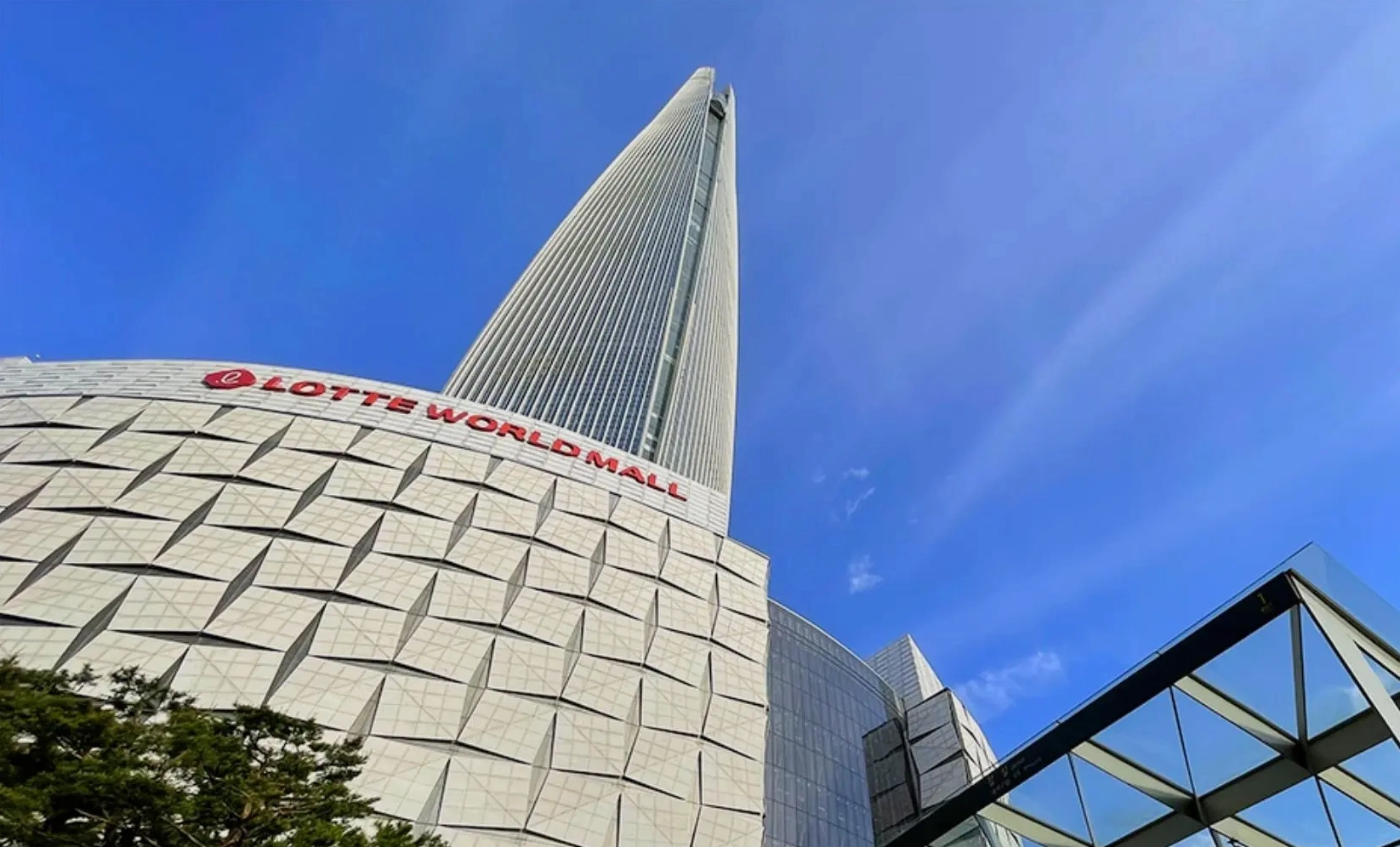 Lotte World Tower rực rỡ sắc màu trong một sự kiện đặc biệt tại trung tâm Seoul