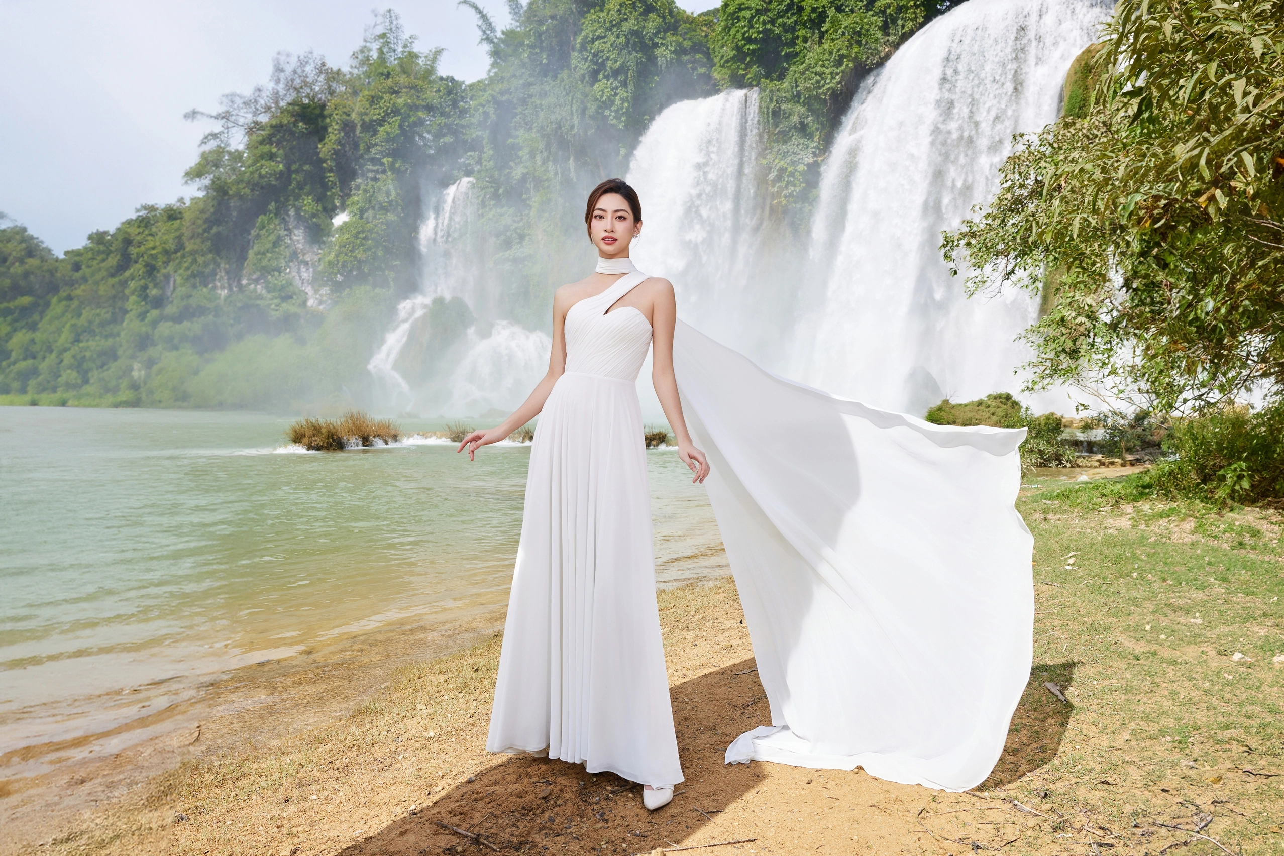 Lương Thùy Linh trong bộ ảnh kỷ niệm ấn tượng