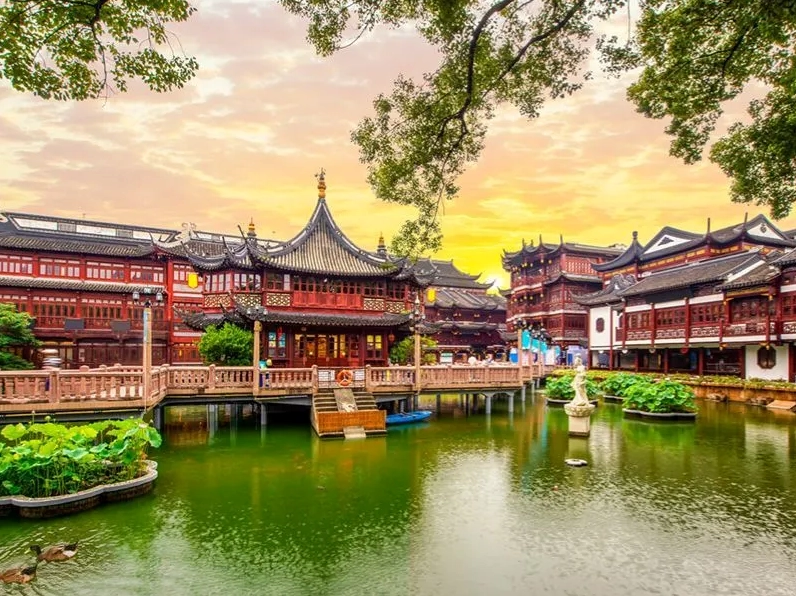 Màn đêm tĩnh mịch bao trùm tòa tháp
