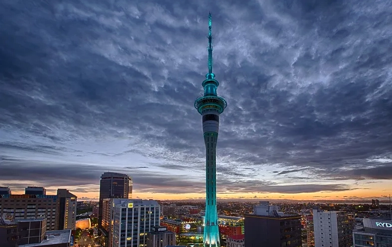 Mặt kính phản chiếu ánh sáng kỳ lạ