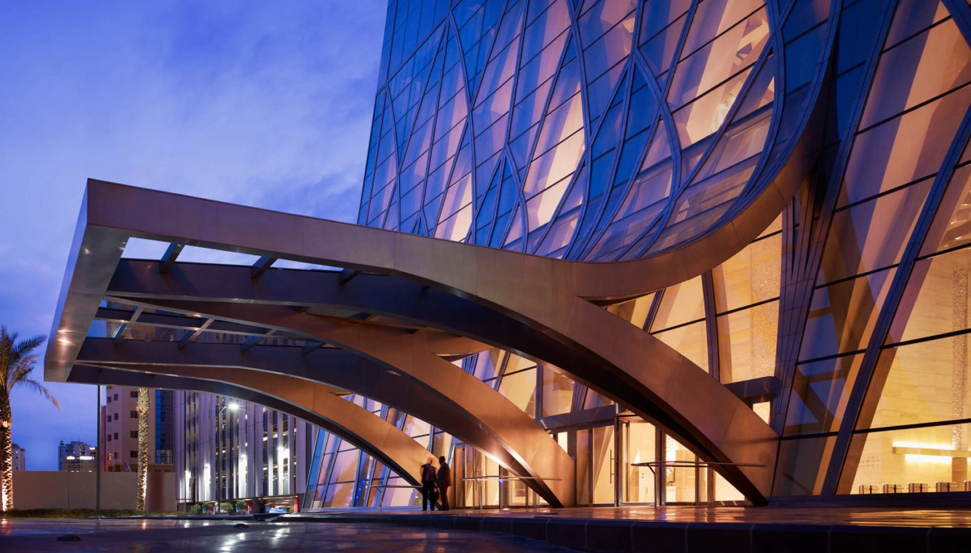 Mặt kính phản chiếu ánh sáng rực rỡ của Al Hamra Tower