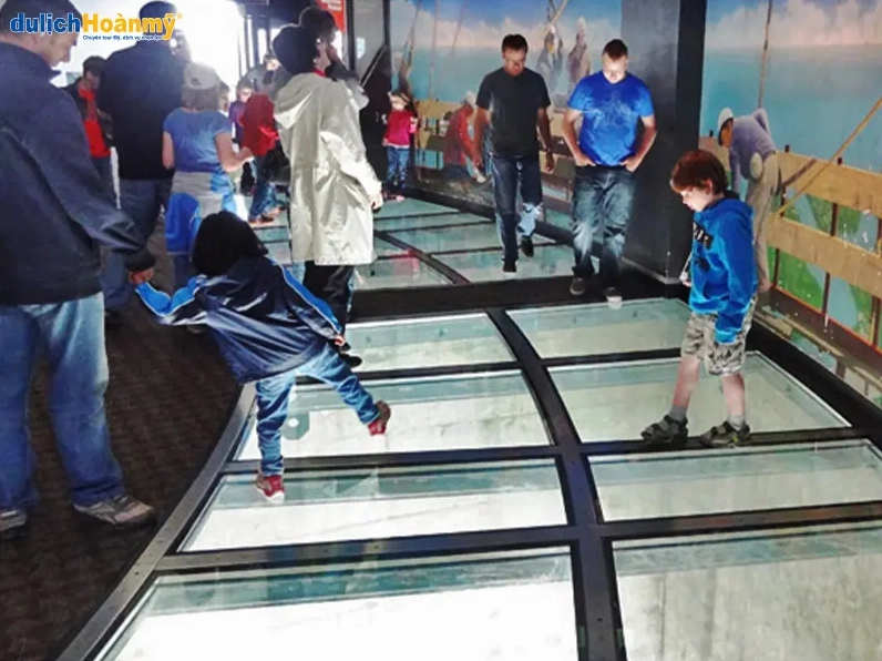Mặt kính trong suốt dưới chân nhìn xuyên thấu xuống mặt đất tại tháp CN Tower