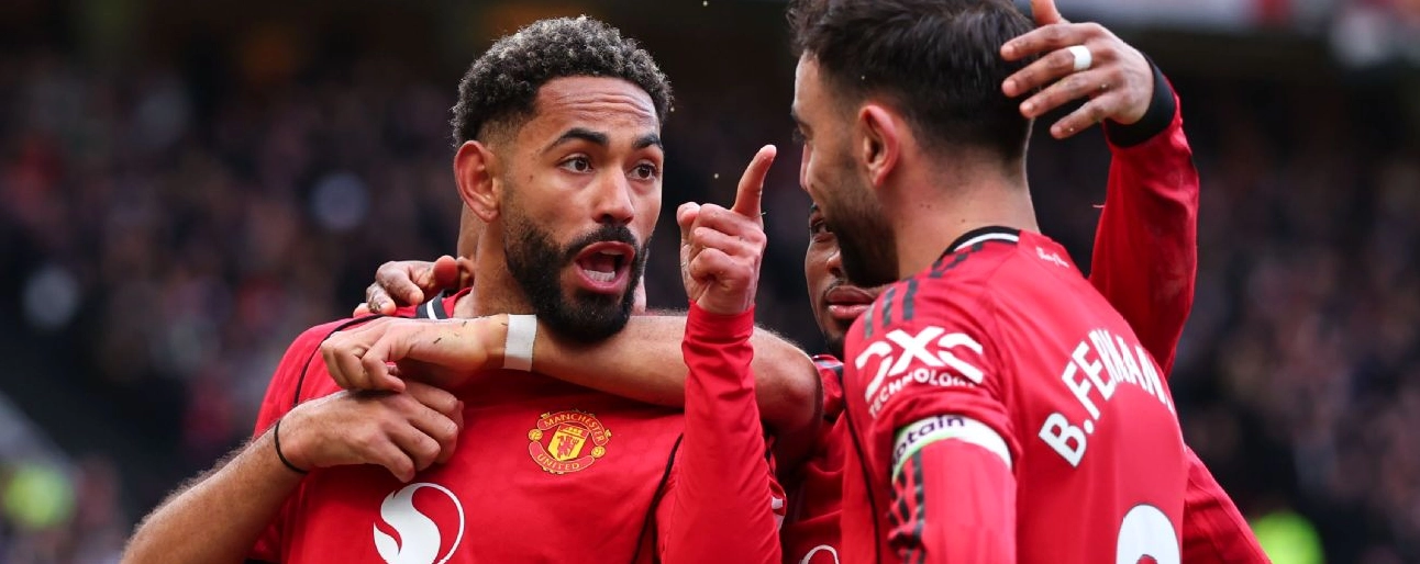 Matheus Cunha của Manchester United ăn mừng bàn thắng thứ hai cùng Bruno Fernandes trong trận đấu tại Premier League gặp Aston Villa ở sân Old Trafford