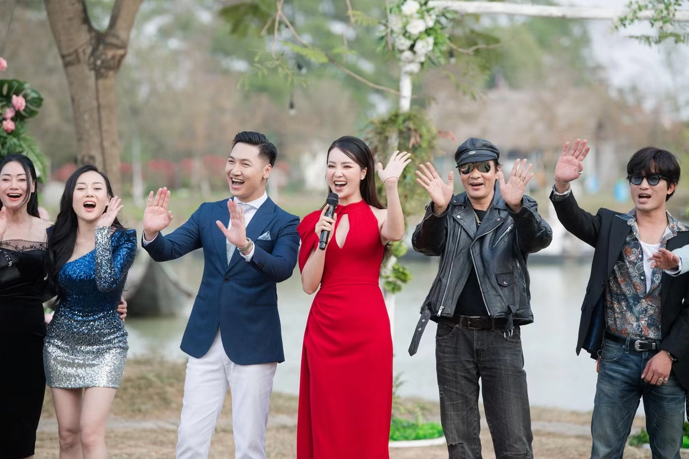 MC Thụy Vân duyên dáng dẫn dắt chương trình Gặp gỡ diễn viên truyền hình