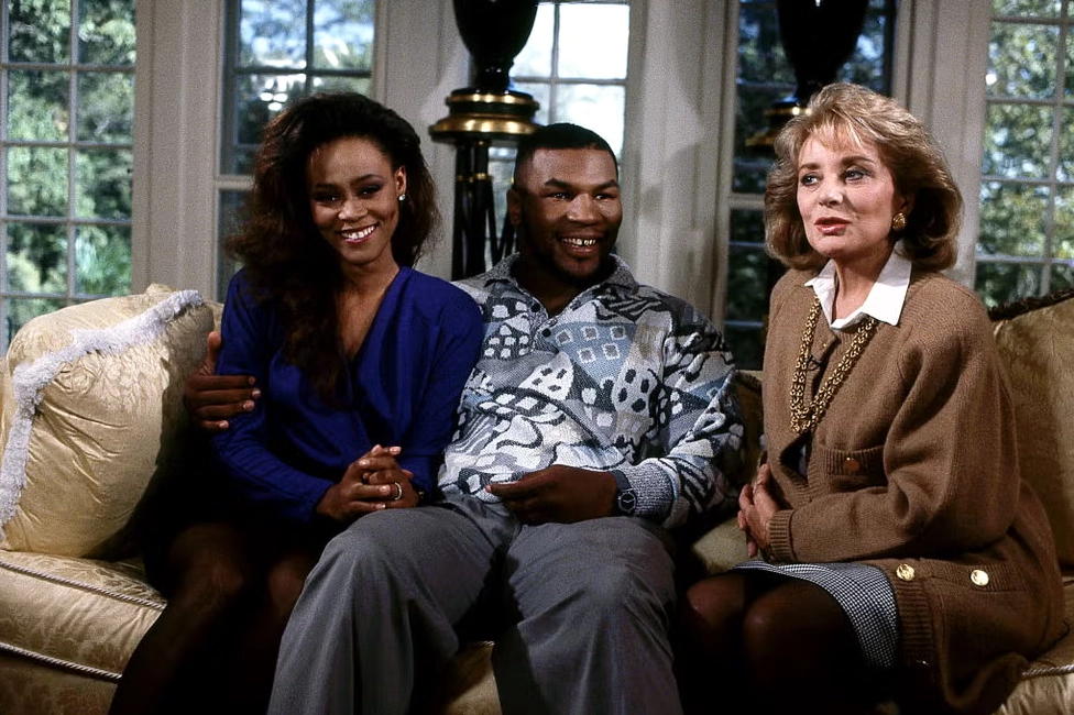 Mike Tyson cùng Robin Givens và Barbara Walters ngồi trò chuyện trên một chiếc ghế sofa