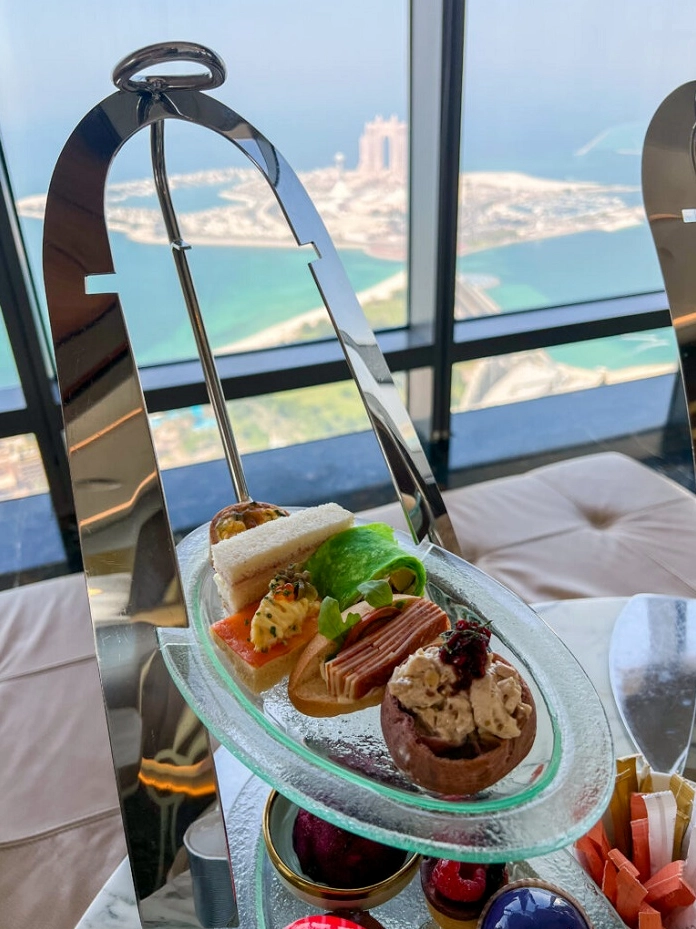 Món tráng miệng tinh tế trong buổi trà chiều ở đài quan sát tháp Etihad