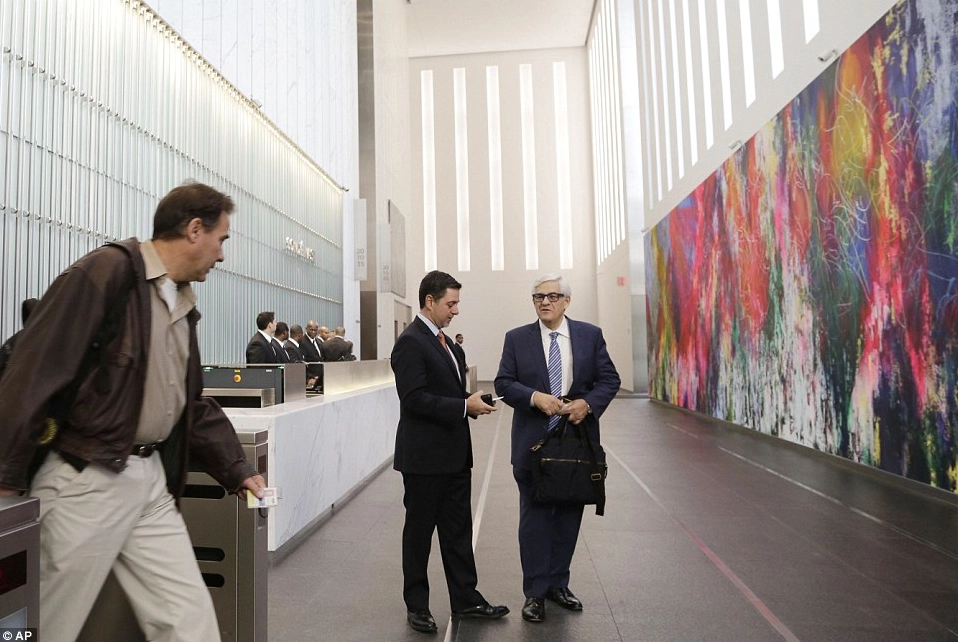 Một bóng người đơn độc bước vào sảnh lớn