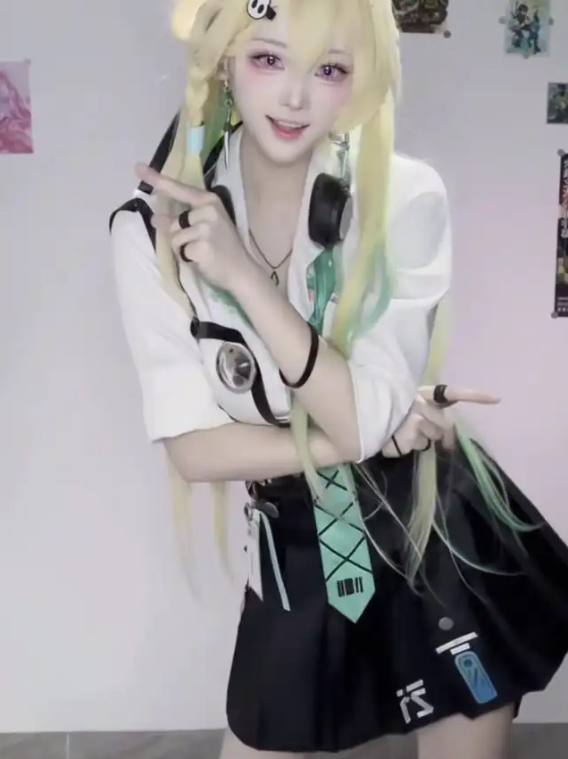 Một cô gái cosplay Lynea từ Wuthering Waves với mái tóc vàng highlight xanh vô cùng dễ thương