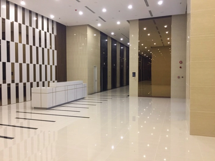 Một góc khuất tĩnh lặng của tòa nhà trong ánh chiều tà