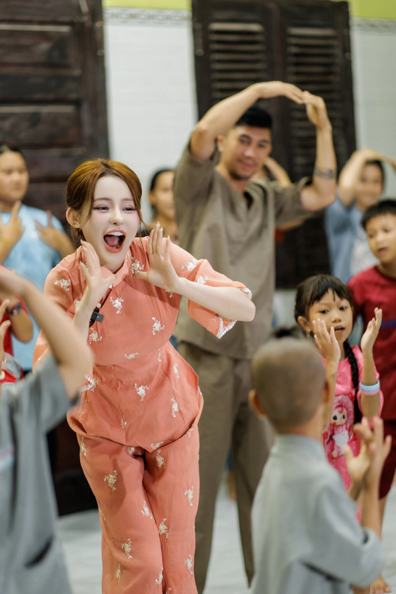 Một góc máy khác ghi lại khoảnh khắc ý nghĩa khi làm thiện nguyện