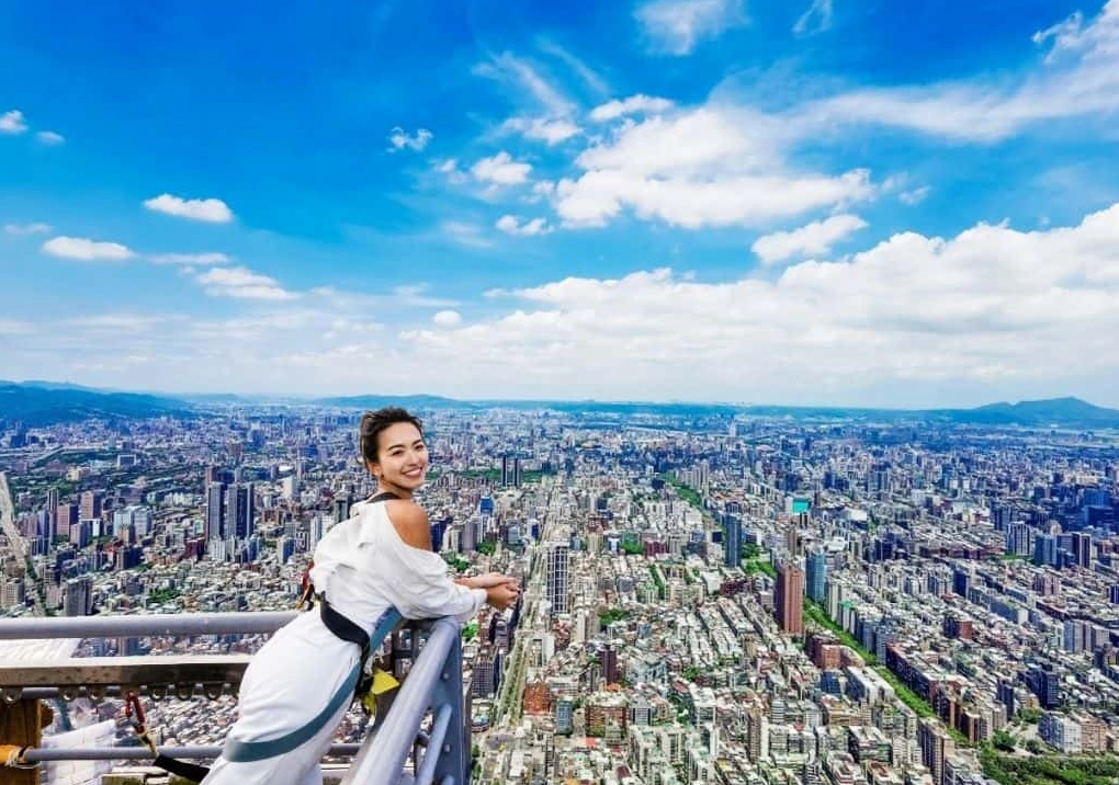 Một góc nhìn huyền ảo của tòa tháp Taipei 101 ẩn hiện trong lớp sương mù mờ ảo