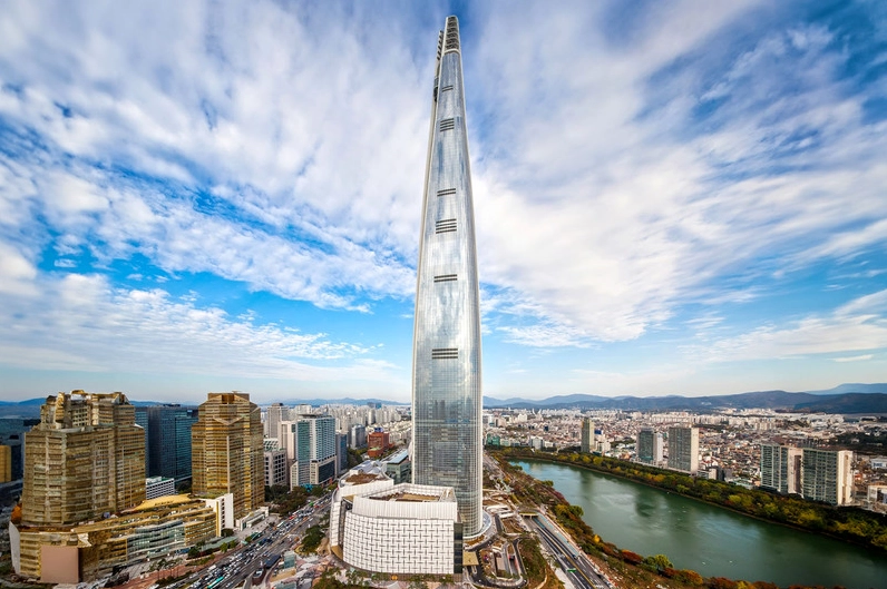 Một góc nhìn khác cho thấy sự hòa quyện hoàn hảo giữa thiên nhiên và kiến trúc của Lotte World Tower