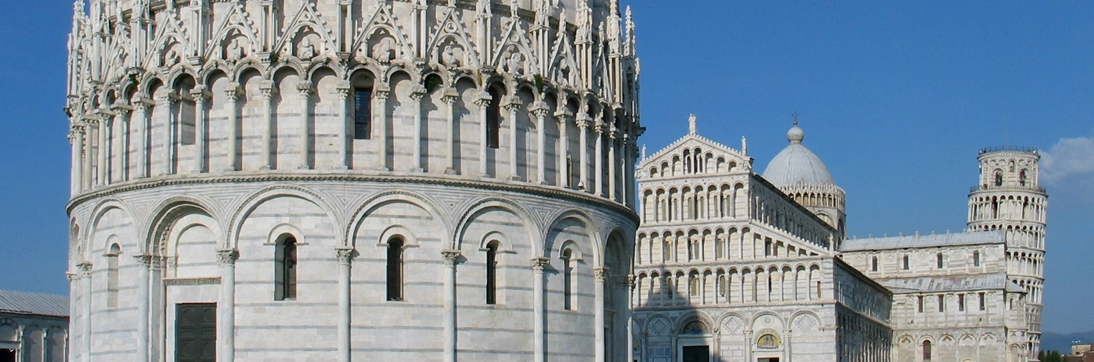 Một góc nhìn khác lạ về tháp nghiêng Pisa từ phía nhà rửa tội