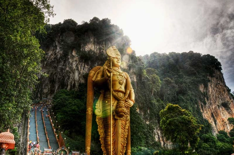 Một góc nhìn khác về không gian linh thiêng quanh tháp