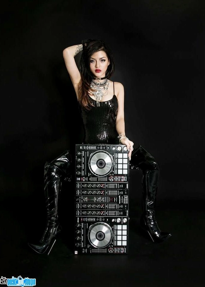 Một hình ảnh chân dung sắc nét thể hiện thần thái cuốn hút của DJ Melo