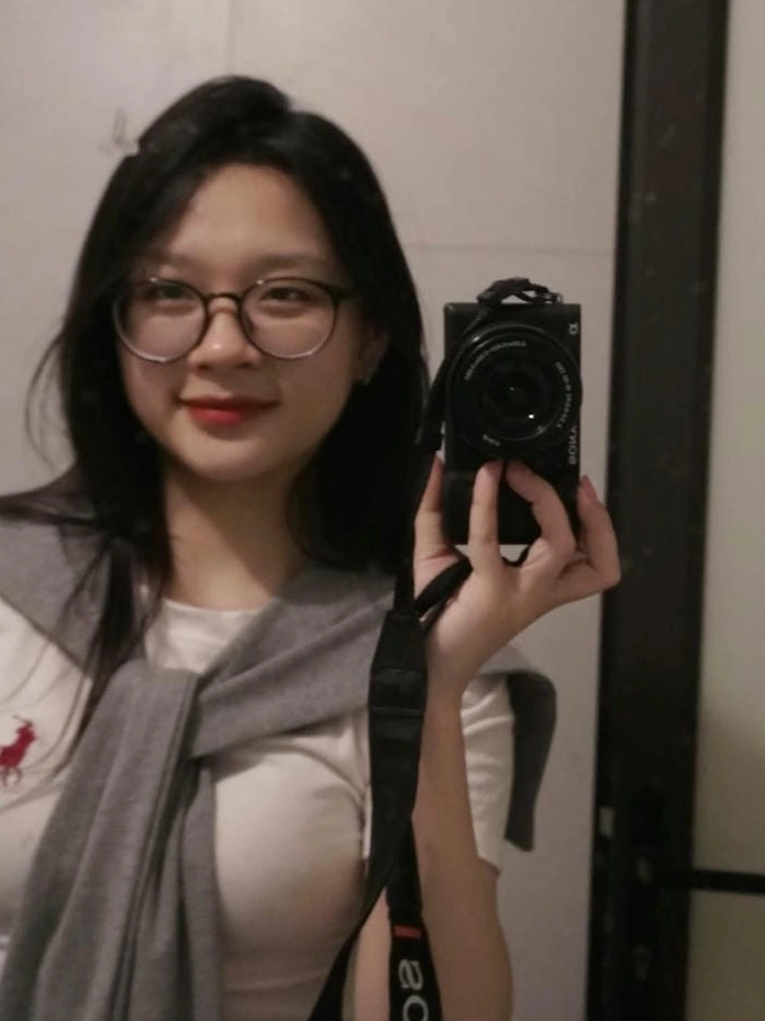 Một khoảnh khắc cực kỳ cute và xinh xắn của cô gái trẻ