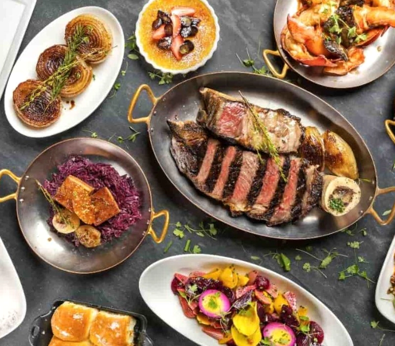 Một khu vườn nhân tạo xanh mát ẩn mình bên trong khối kiến trúc bê tông