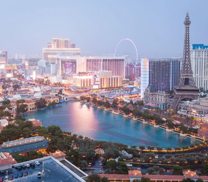 Một mô hình tháp Eiffel tráng lệ nổi bật giữa không gian đô thị