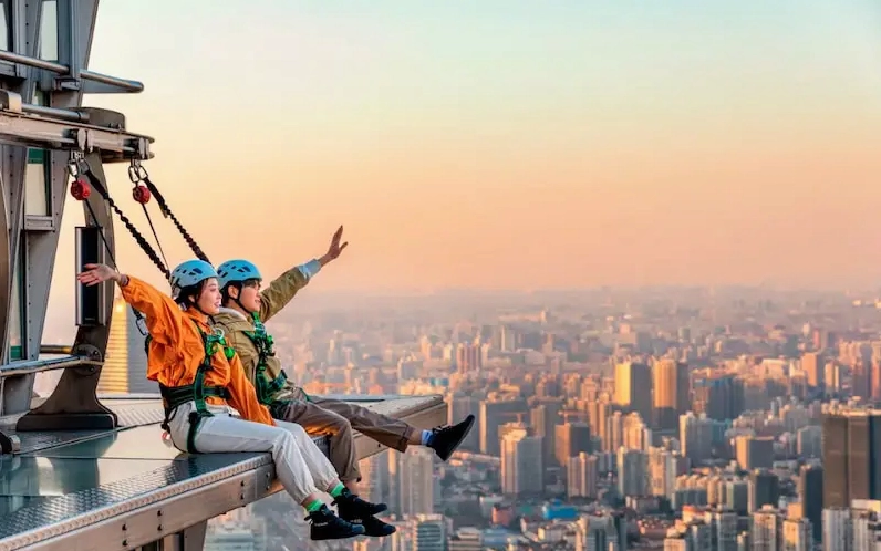 Mũi nhọn tháp vươn lên từ biển mây