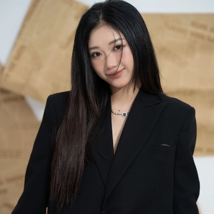 Mỹ nhân Kim Oanh rạng rỡ tự tin khoe vẻ đẹp cuốn hút