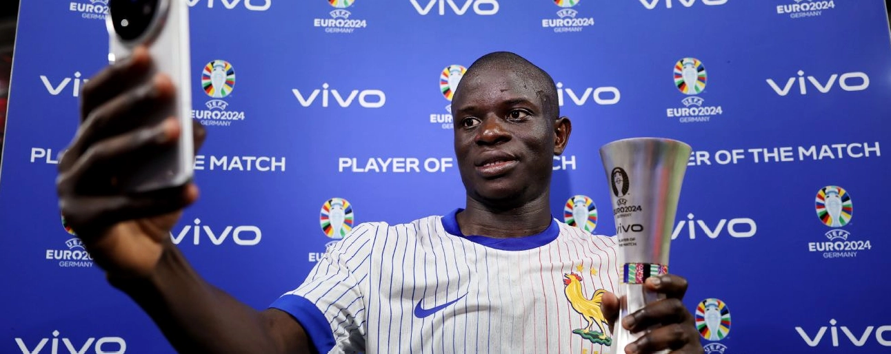 N Golo Kante cham chi tren san tap