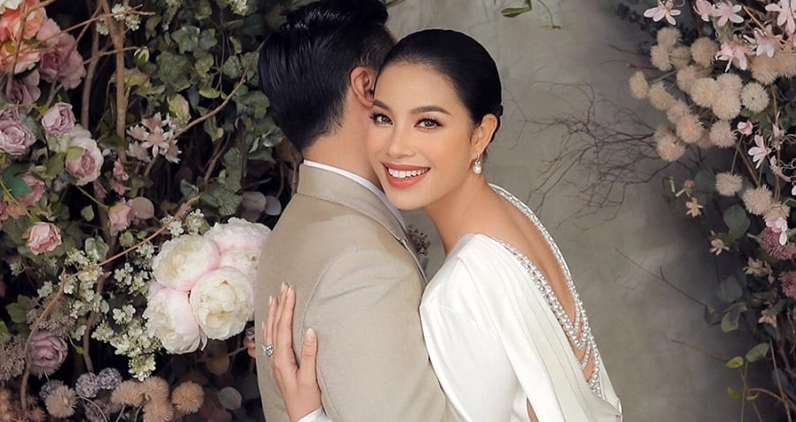 Nàng hậu xinh đẹp đài các bên bạn đời